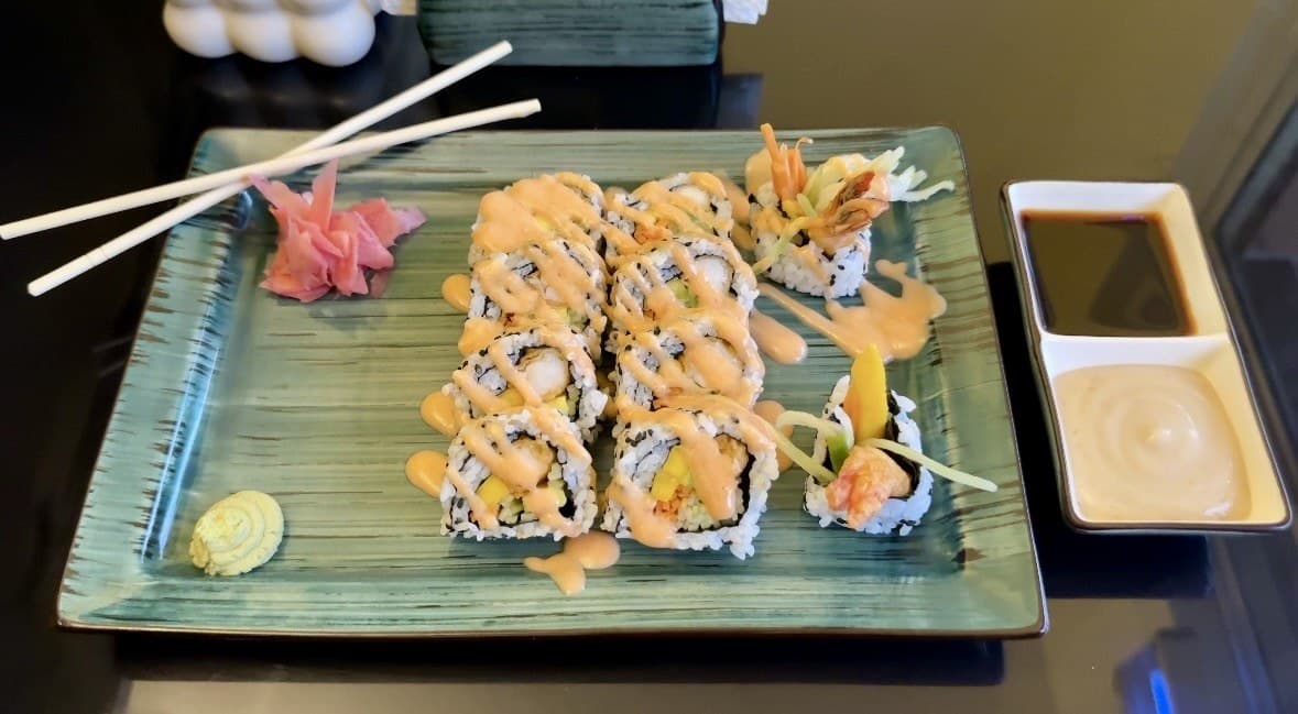 Uramaki platter with dipping sauces
